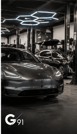 Véhicule électrique dans l'atelier Garage 91 sous l'éclairage hexagonal